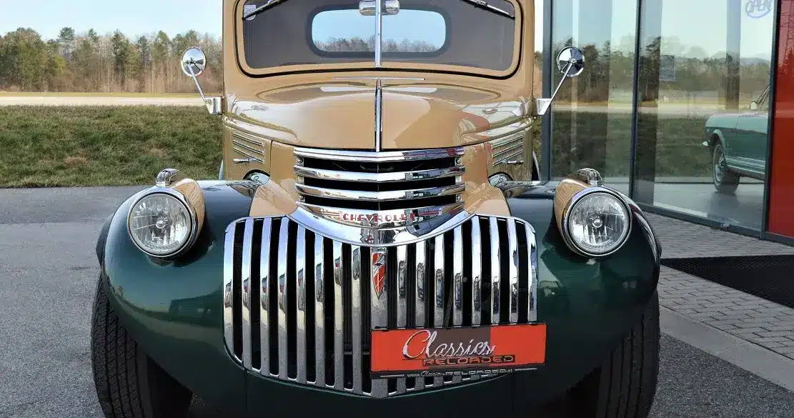 Restaurierter Chevrolet 3100 Pick-Up V8 Kompressor Hot Rod von vorne, mit markantem Kühlergrill und klassischem Zweifarblack, Baujahr 1946.