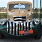 Restaurierter Chevrolet 3100 Pick-Up V8 Kompressor Hot Rod von vorne, mit markantem Kühlergrill und klassischem Zweifarblack, Baujahr 1946.