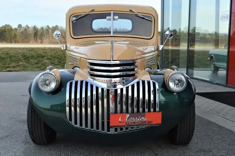 Restaurierter Chevrolet 3100 Pick-Up V8 Kompressor Hot Rod von vorne, mit markantem Kühlergrill und klassischem Zweifarblack, Baujahr 1946.