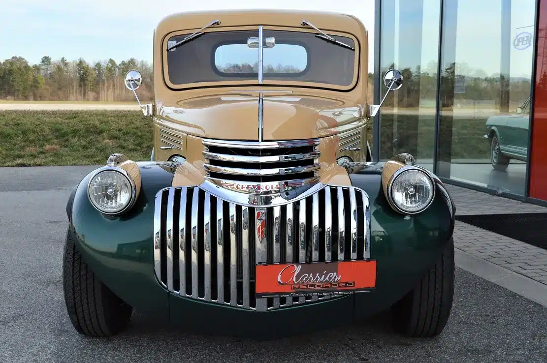Restaurierter Chevrolet 3100 Pick-Up V8 Kompressor Hot Rod von vorne, mit markantem Kühlergrill und klassischem Zweifarblack, Baujahr 1946.
