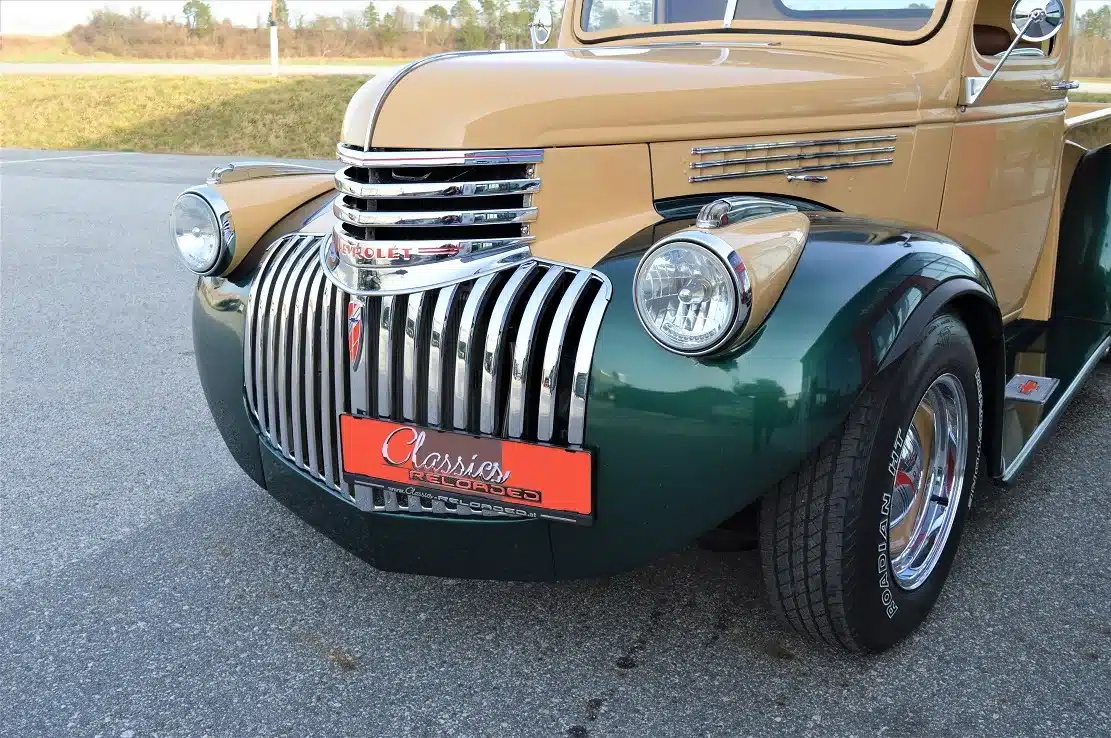 Frontansicht eines zweifarbigen Chevrolet 3100 Pick-Up V8 Kompressor Hot Rod mit markantem Kühlergrill und klassischer Linienführung.
