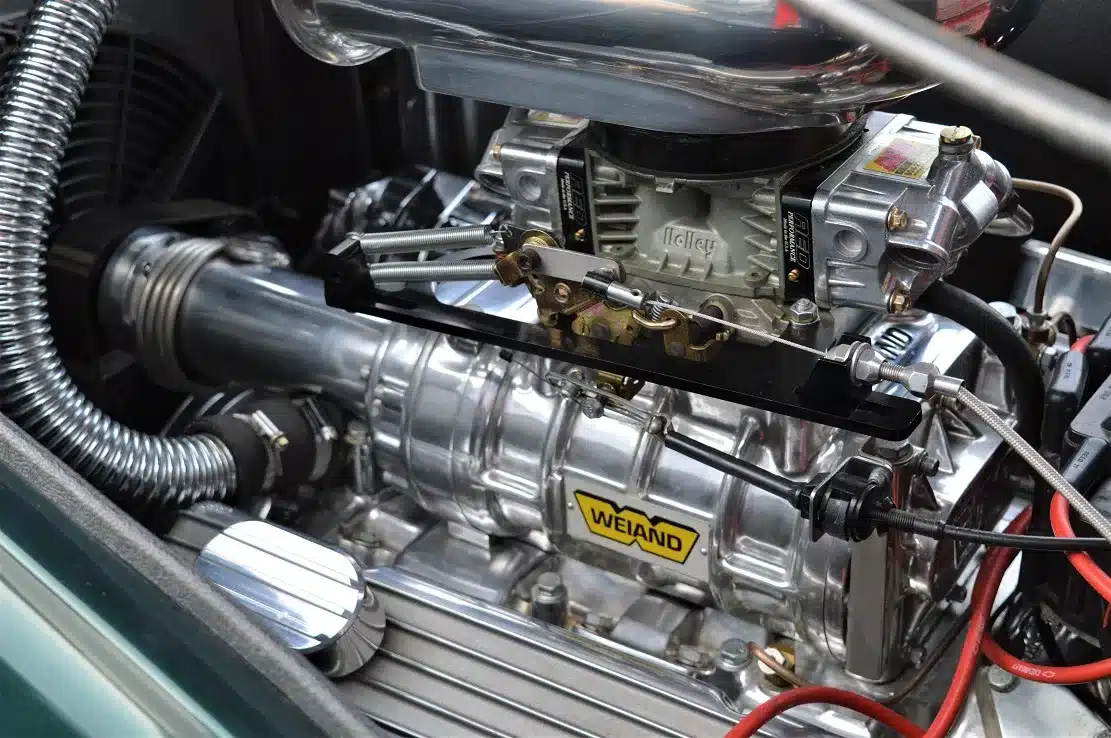 Nahaufnahme eines V8-Kompressors mit Vergaser im Motorraum eines Chevrolet 3100 Hot Rods.