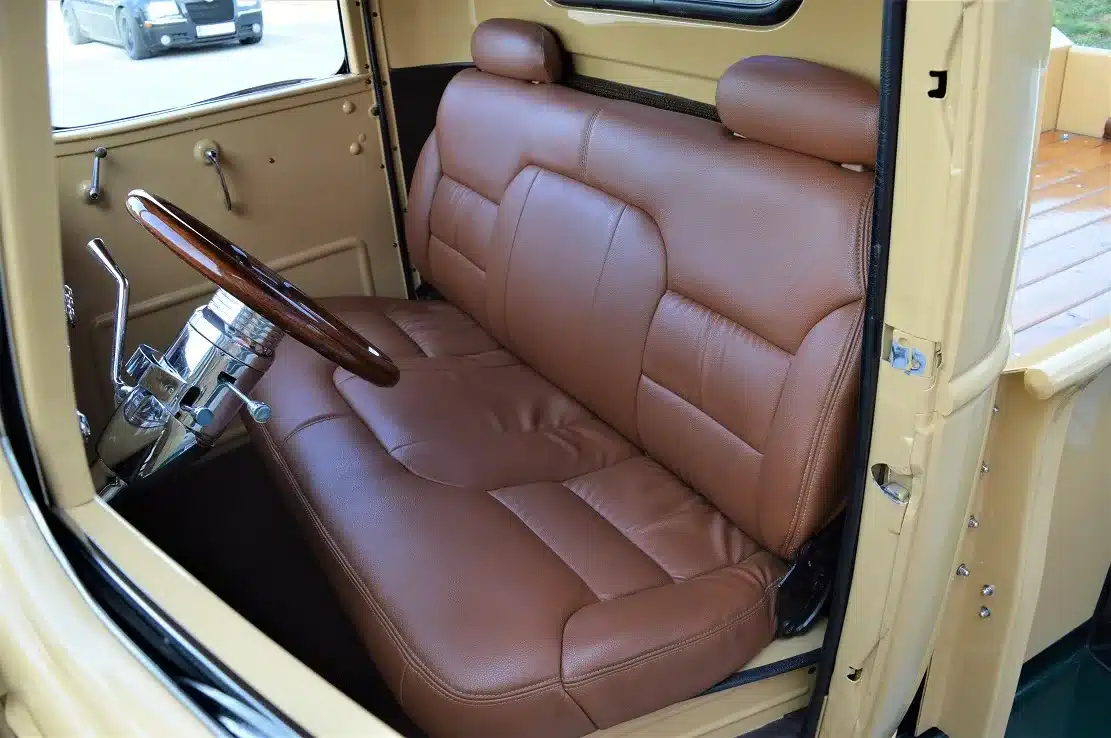 Braune Ledersitzbank und Lenkrad im Innenraum eines Chevrolet 3100 Pick-Up Hot Rod.