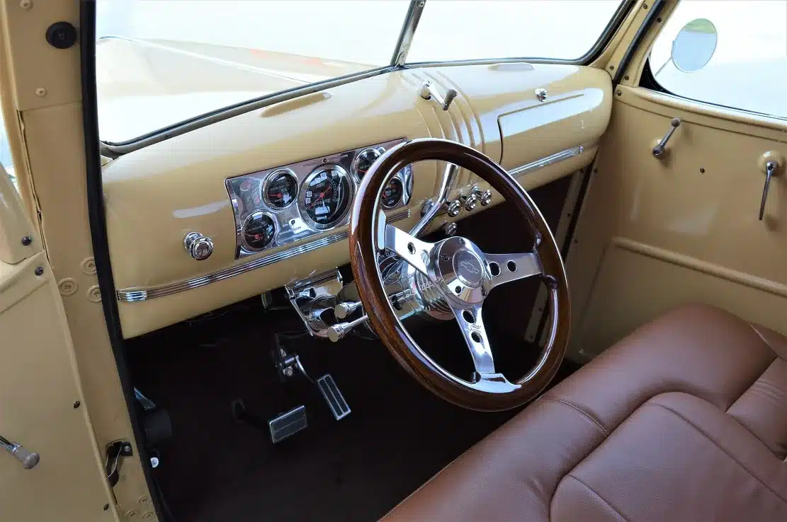 Innenraum eines Chevrolet 3100 Pick-Up Hot Rod mit modernen und klassischen Designelementen.