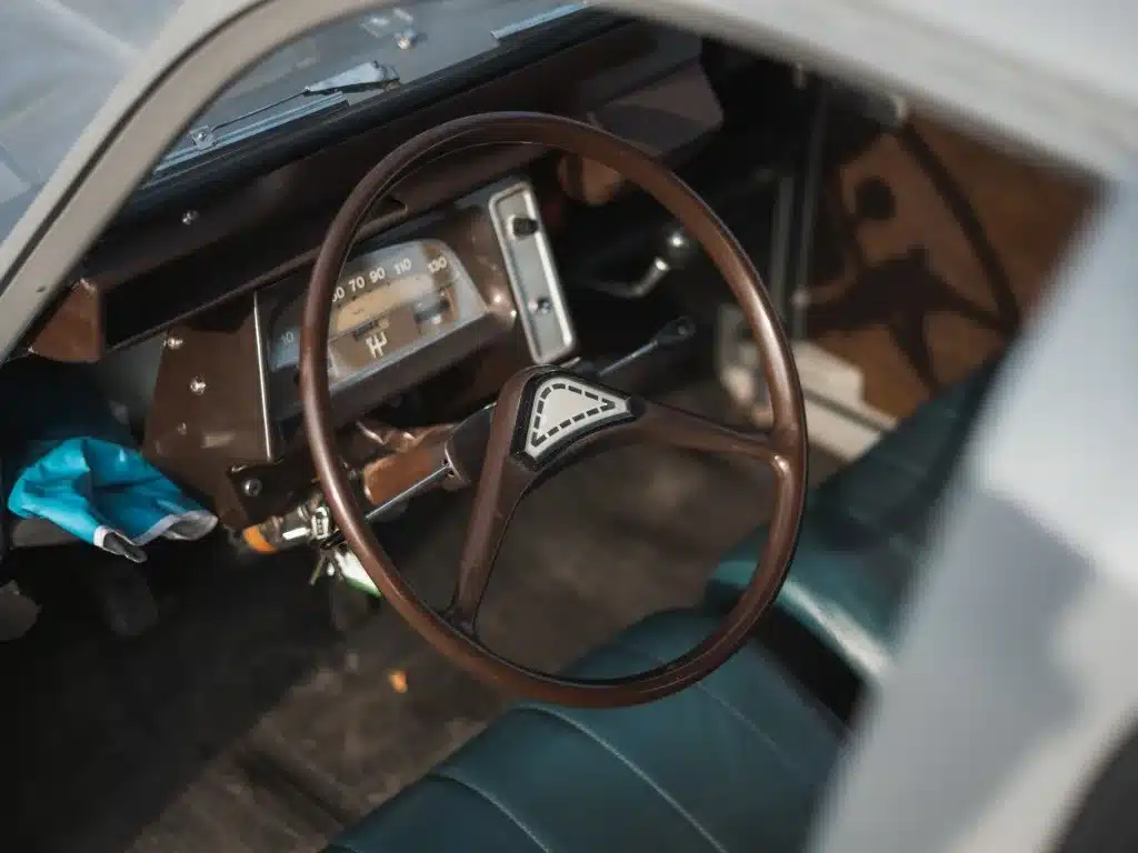 Innenansicht des Citroën 2CV AK350 von 1974 mit Blick auf das Armaturenbrett und das Lenkrad.