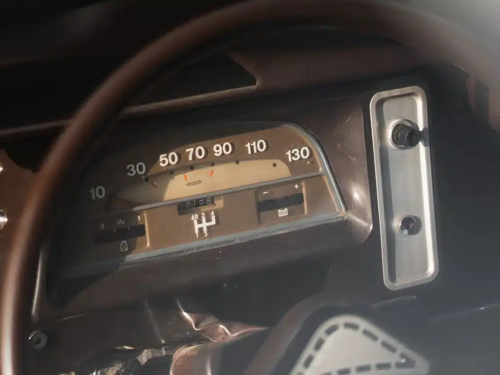 Tachometer und Armaturenbrett eines Citroën 2CV AK350 von 1974 in Nahaufnahme