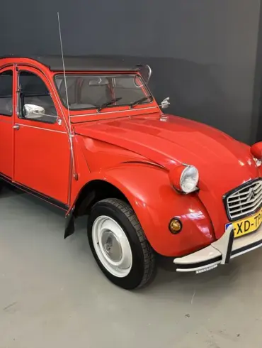 Roter Citroën 2CV Club 6 von 1987 in sehr gutem Zustand, ausgestellt in einer Halle.