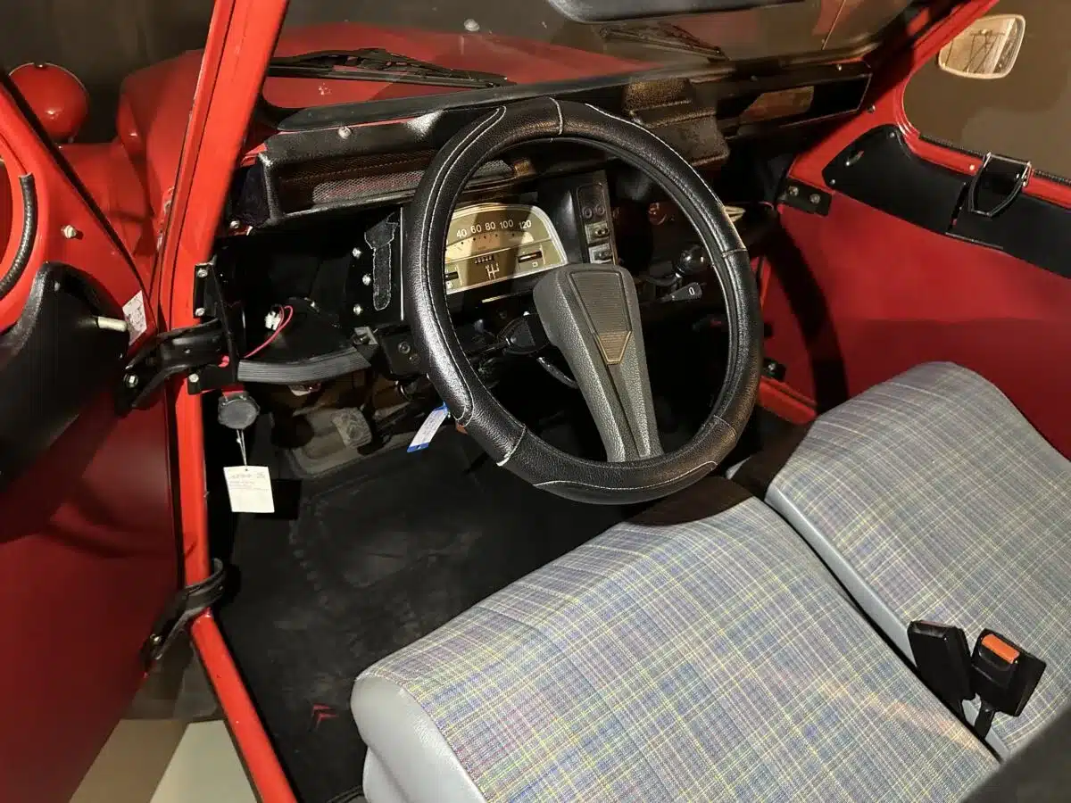 Innenraum und Armaturenbrett eines Citroën 2CV Club 6 mit rotem Interieur von 1987