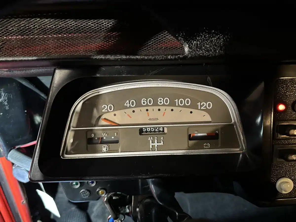 Tachometer und Kilometerzähler im Citroën 2CV Club 6, Baujahr 1987
