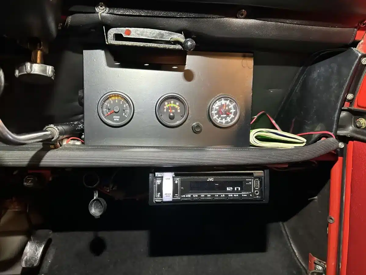 Armaturenbrett des Citroën 2CV Club 6 mit Zusatzinstrumenten und JVC-Radio