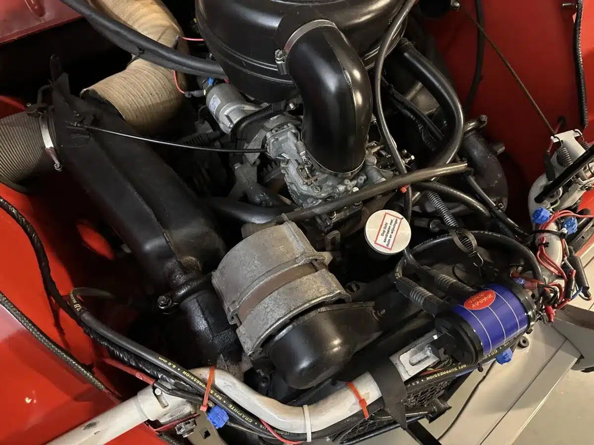 Der luftgekühlte Zweizylinder-Boxermotor des Citroën 2CV Club 6 von 1987 im Detail
