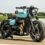 Thornton Hundred City Bobber mit V4-Carbonrädern, handgefertigtem Auspuff und individualisiertem Design im Freien abgestellt.