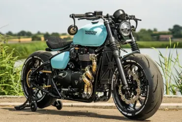 Thornton Hundred City Bobber mit V4-Carbonrädern, handgefertigtem Auspuff und individualisiertem Design im Freien abgestellt.