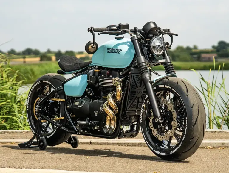 Thornton Hundred City Bobber mit V4-Carbonrädern, handgefertigtem Auspuff und individualisiertem Design im Freien abgestellt.