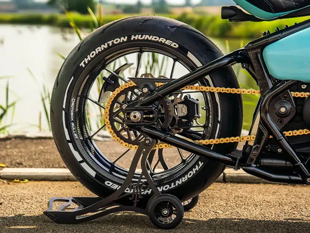 Detailansicht des V4 Carbon Wide Hinterrads mit goldener Kette an einer Thornton Hundred City Bobber.