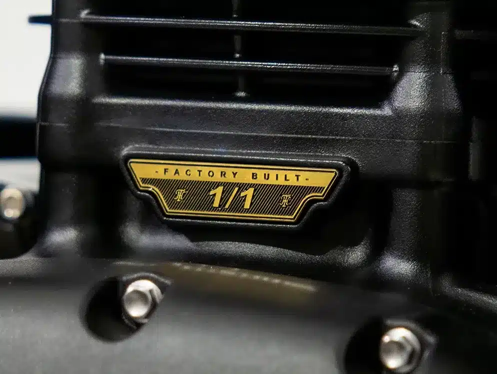 Plakette 'Factory Built 1/1' an einem City Bobber Motorblock von Thornton Hundred