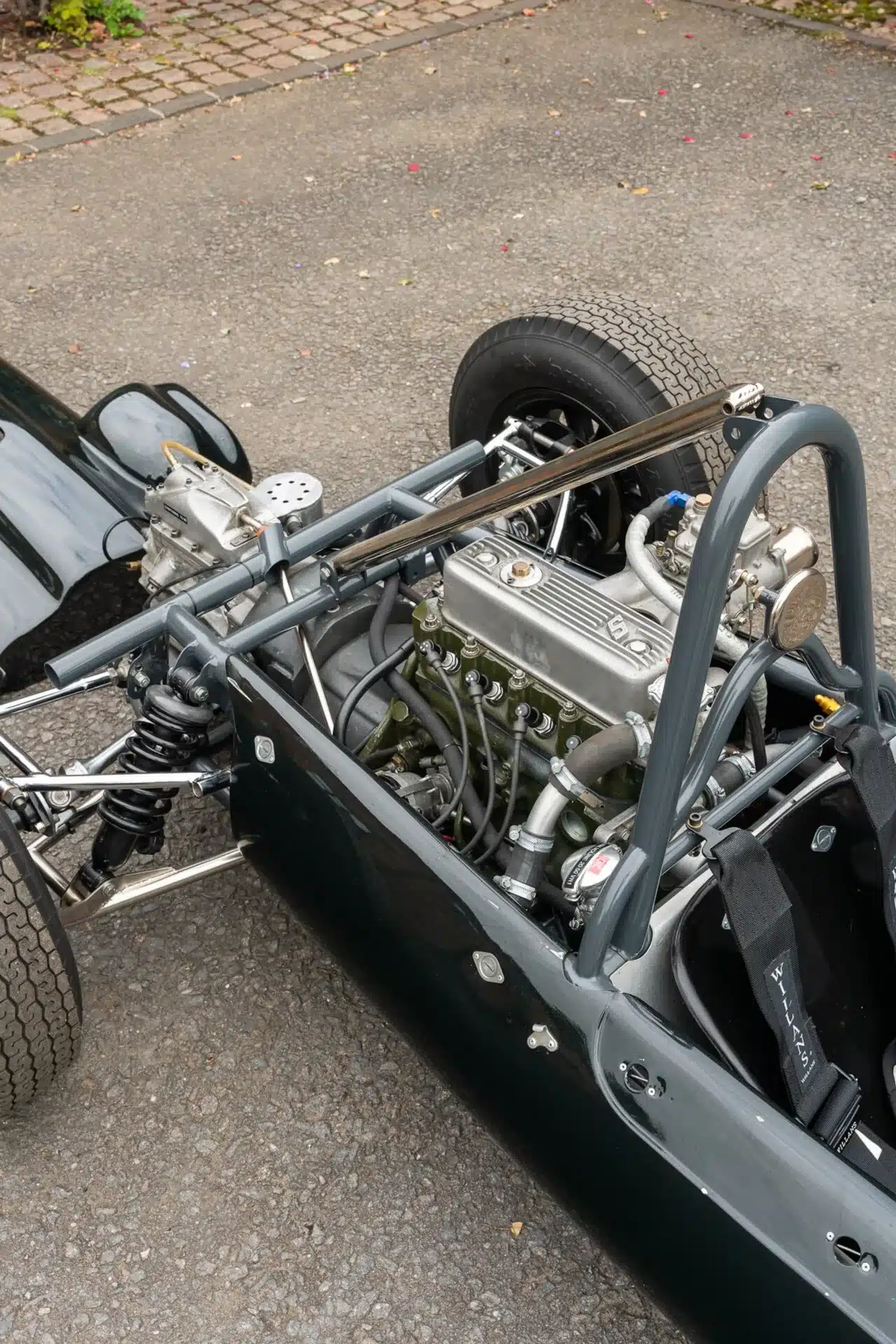 Offener Blick auf das Chassis und den BMC-XSP-Motor eines Cooper T59 Formula Junior von 1962 auf Asphalt.