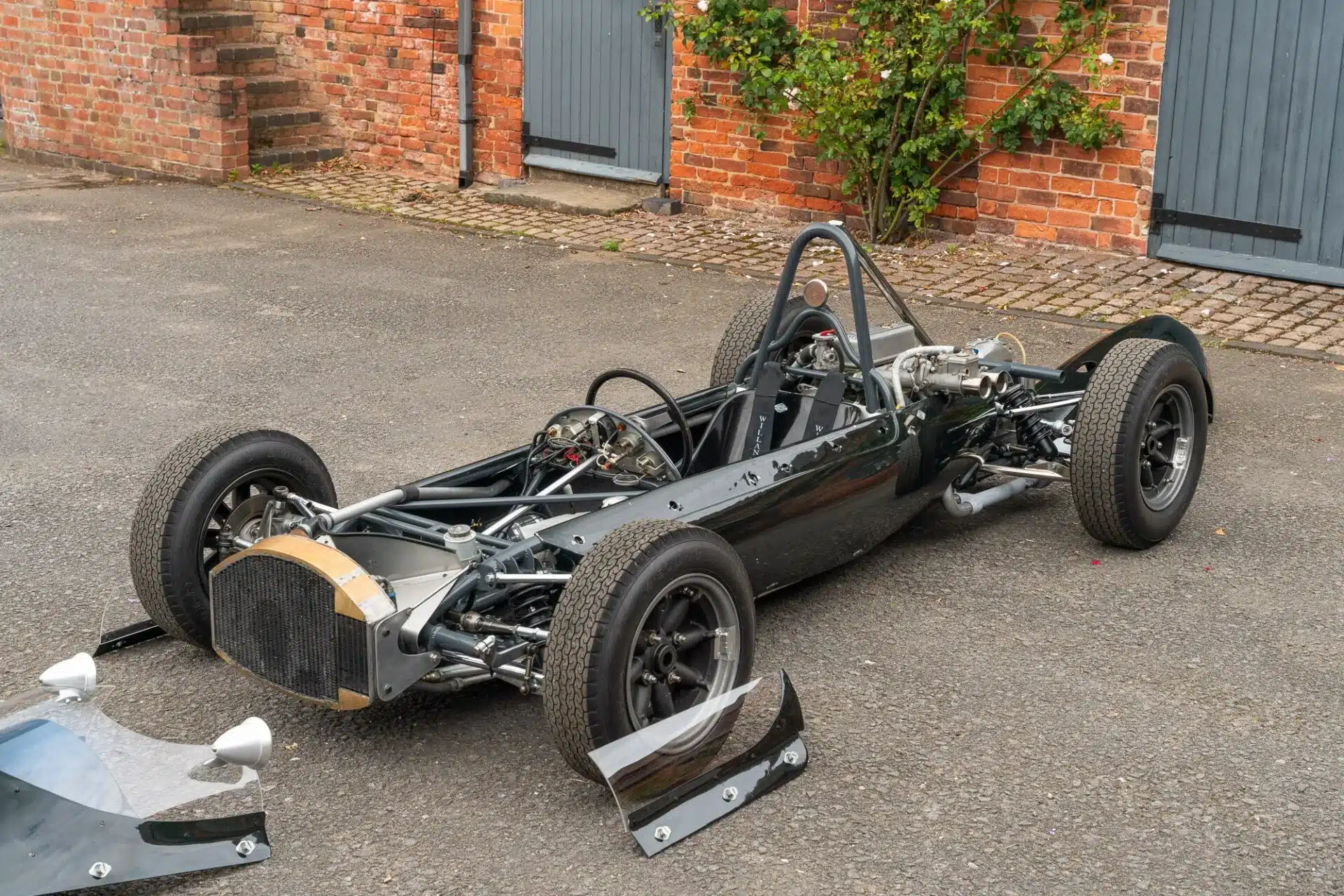 Cooper T59 Formula Junior Chassis von 1962 mit demontierter Karosserie, freiliegendem Fahrwerk und sichtbaren technischen Komponenten.