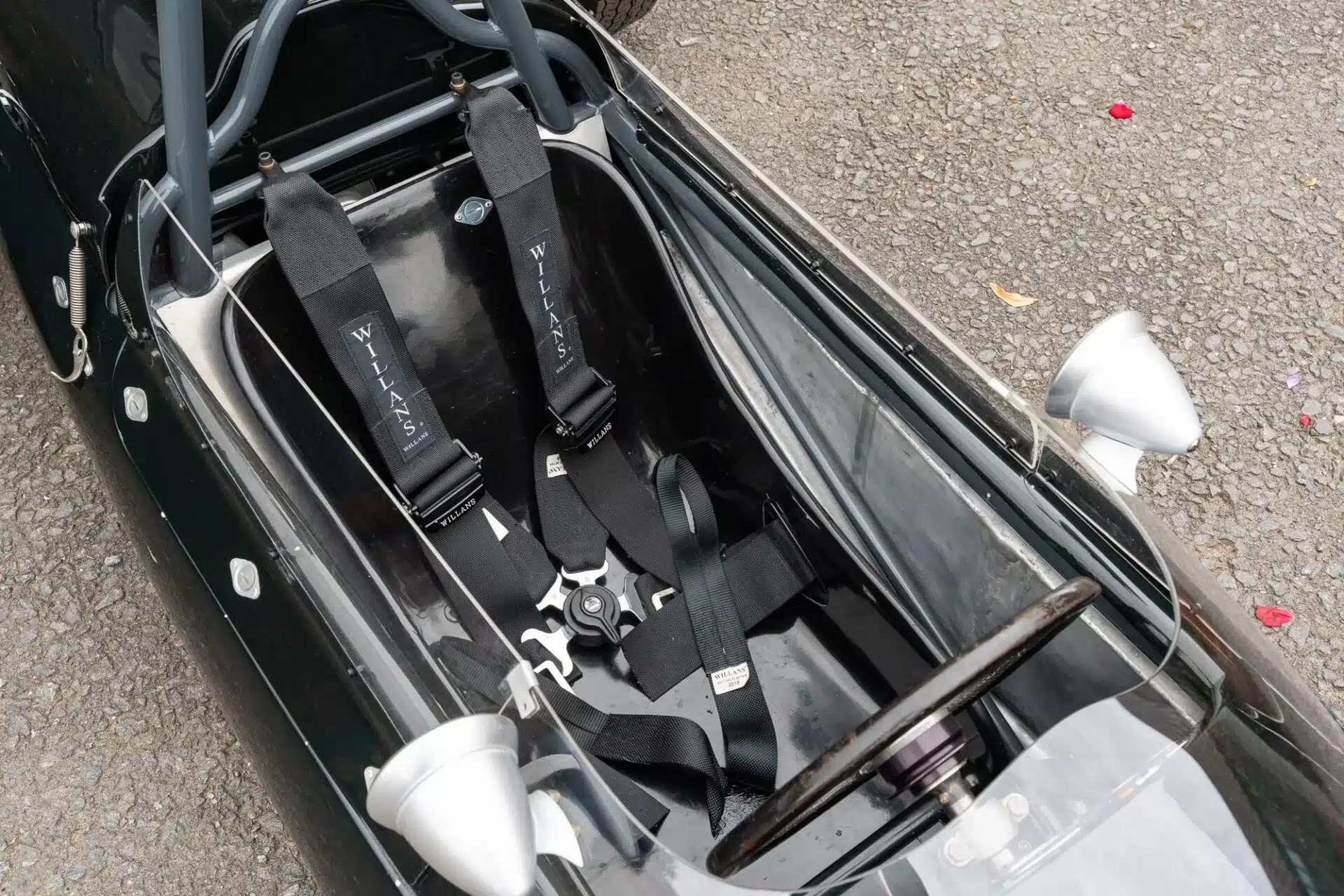 Cockpitansicht eines Cooper T59 Formula Junior mit Willans Sicherheitsgurten und Überrollbügel