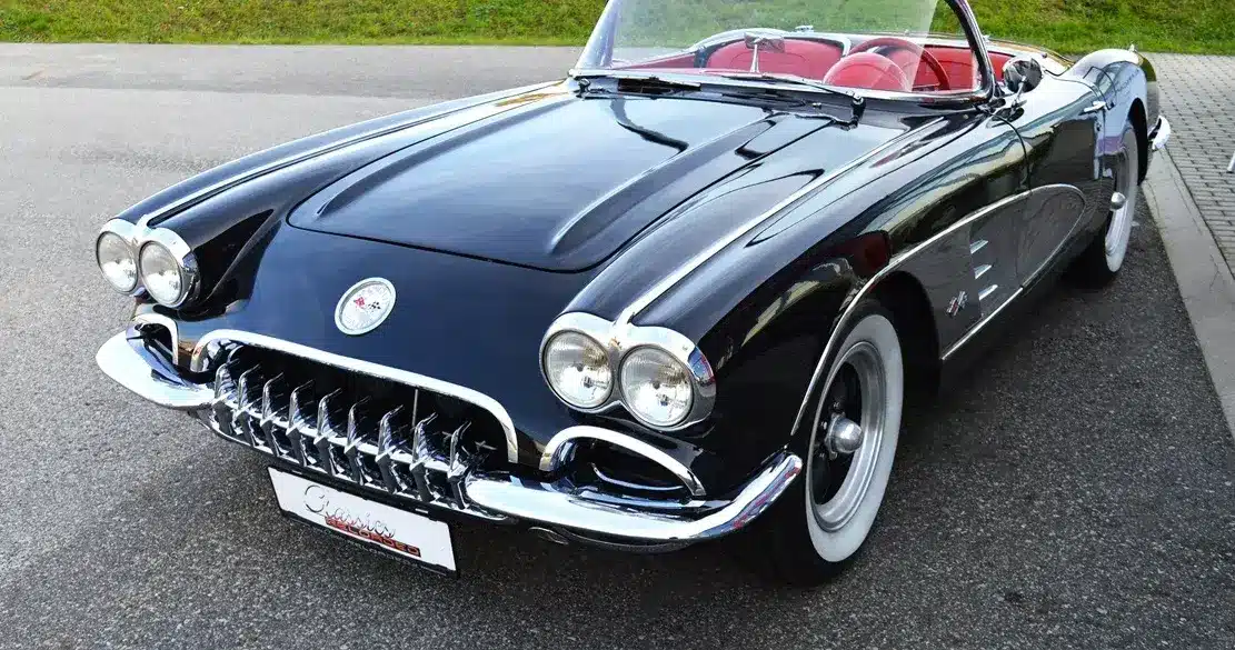 Schwarze Corvette C1 Resto-Mod LT1 Cabriolet von 1959, Frontansicht mit geöffnetem Verdeck