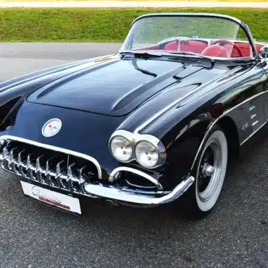 Schwarze Corvette C1 Resto-Mod LT1 Cabriolet von 1959, Frontansicht mit geöffnetem Verdeck