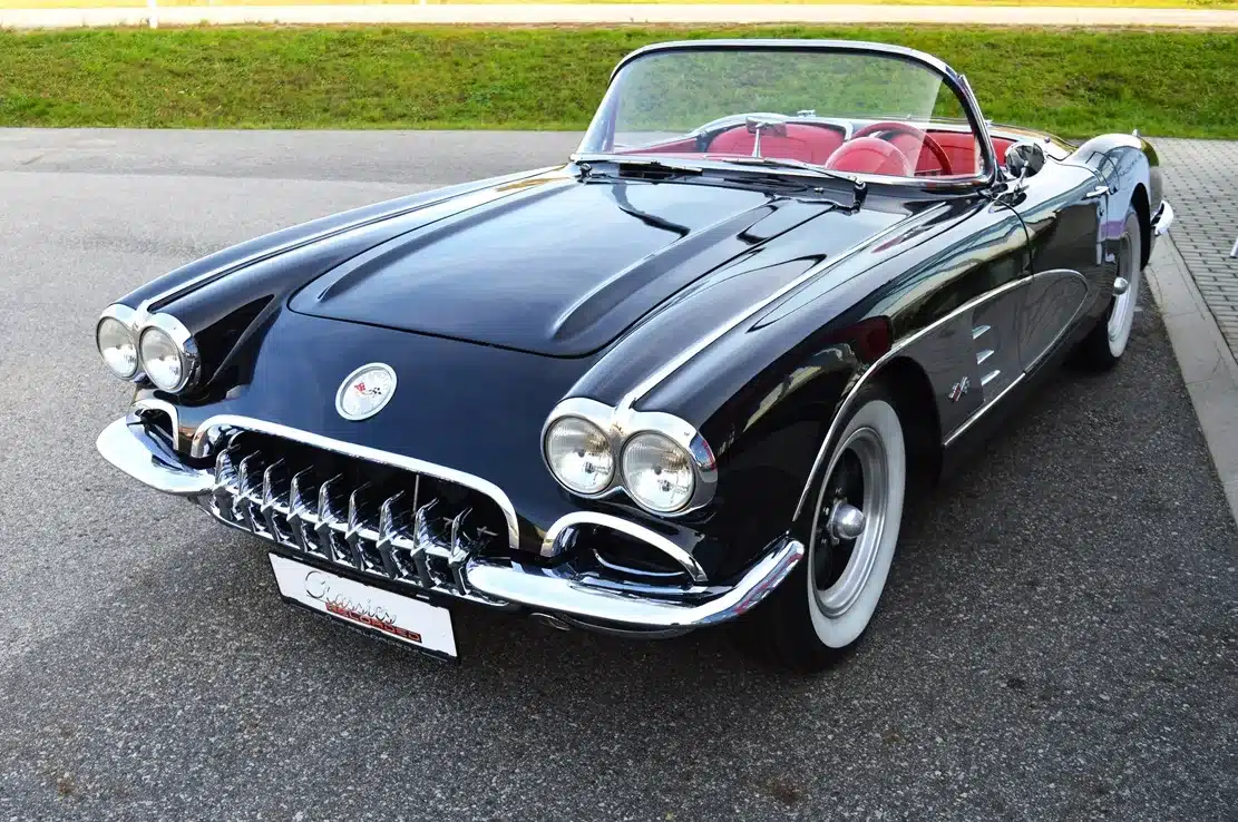 Schwarze Corvette C1 Resto-Mod LT1 Cabriolet von 1959, Frontansicht mit geöffnetem Verdeck
