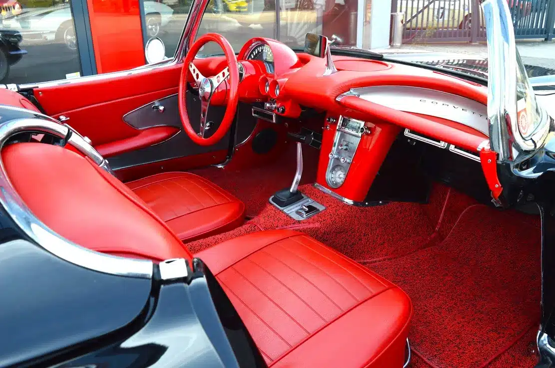 Innenraum einer Corvette C1 Resto-Mod von 1959 in Rot mit modernisierter Technik und originalgetreuem Look