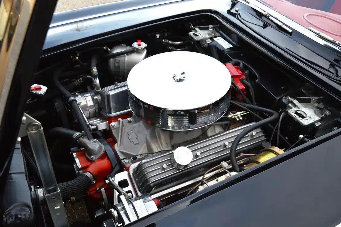 Detailaufnahme des LT1-V8-Motors mit klassischem Luftfilter in einer restaurierten Corvette C1 Resto-Mod, Baujahr 1959