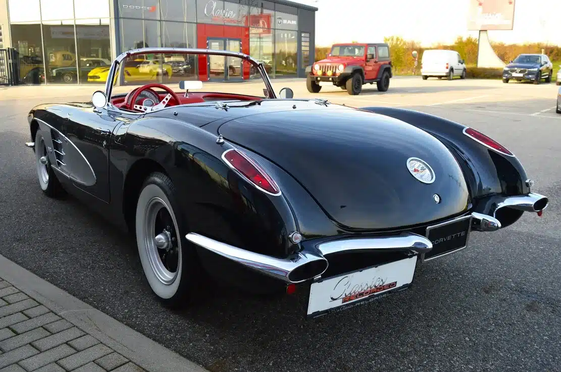 Schwarze Corvette C1 Resto-Mod LT1 Baujahr 1959 mit offenem Verdeck, fotografiert von hinten rechts