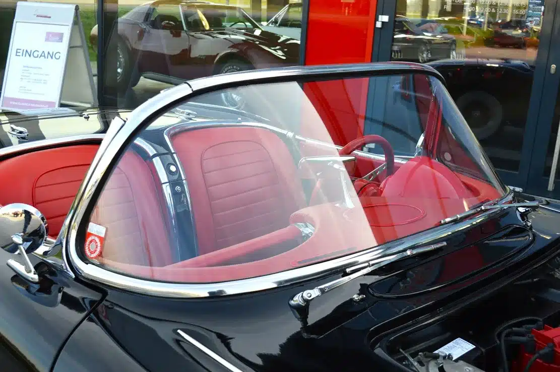 Innenraum einer schwarzen 1959er Corvette C1 Resto-Mod mit rotem Leder und modernen Upgrades