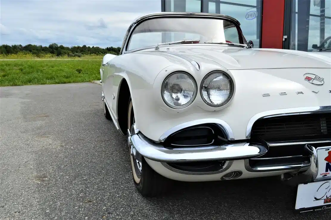 Frontansicht einer weißen Chevrolet Corvette C1 Roadster 327 Dual Top mit Hardtop, Baujahr 1962.