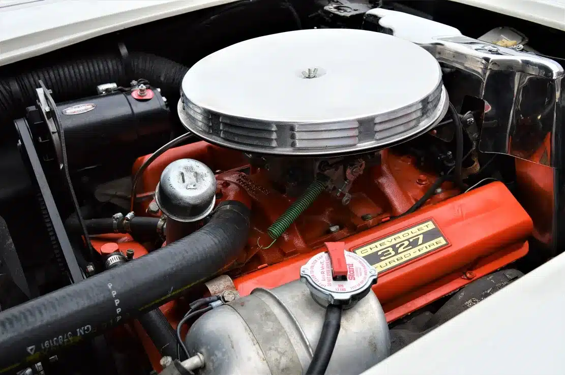 Chevrolet 327 Turbo-Fire V8-Motor im Motorraum einer Corvette C1 von 1962