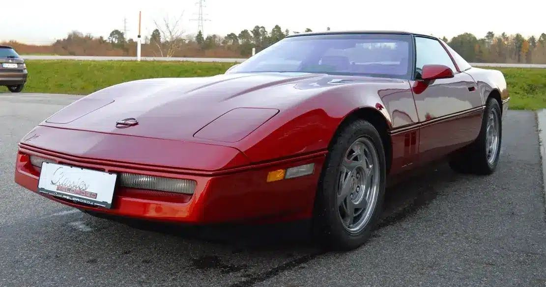 Corvette ZR1 C4 LT5, Baujahr 1990, in Dark Red Metallic, parkend im Freien, Frontalansicht