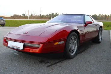 Corvette ZR1 C4 LT5, Baujahr 1990, in Dark Red Metallic, parkend im Freien, Frontalansicht