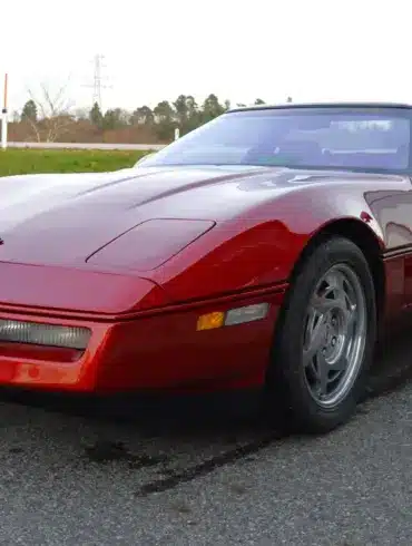 Corvette ZR1 C4 LT5, Baujahr 1990, in Dark Red Metallic, parkend im Freien, Frontalansicht