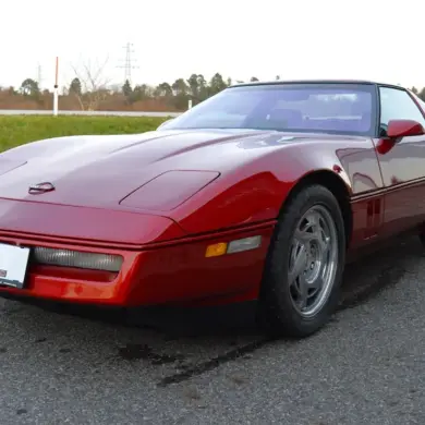 Corvette ZR1 C4 LT5, Baujahr 1990, in Dark Red Metallic, parkend im Freien, Frontalansicht