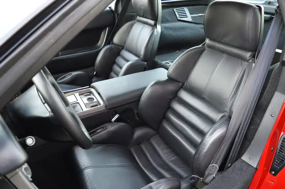 Neu gepolsterte schwarze Ledersportsitze im Innenraum einer Corvette ZR1 C4 von 1990