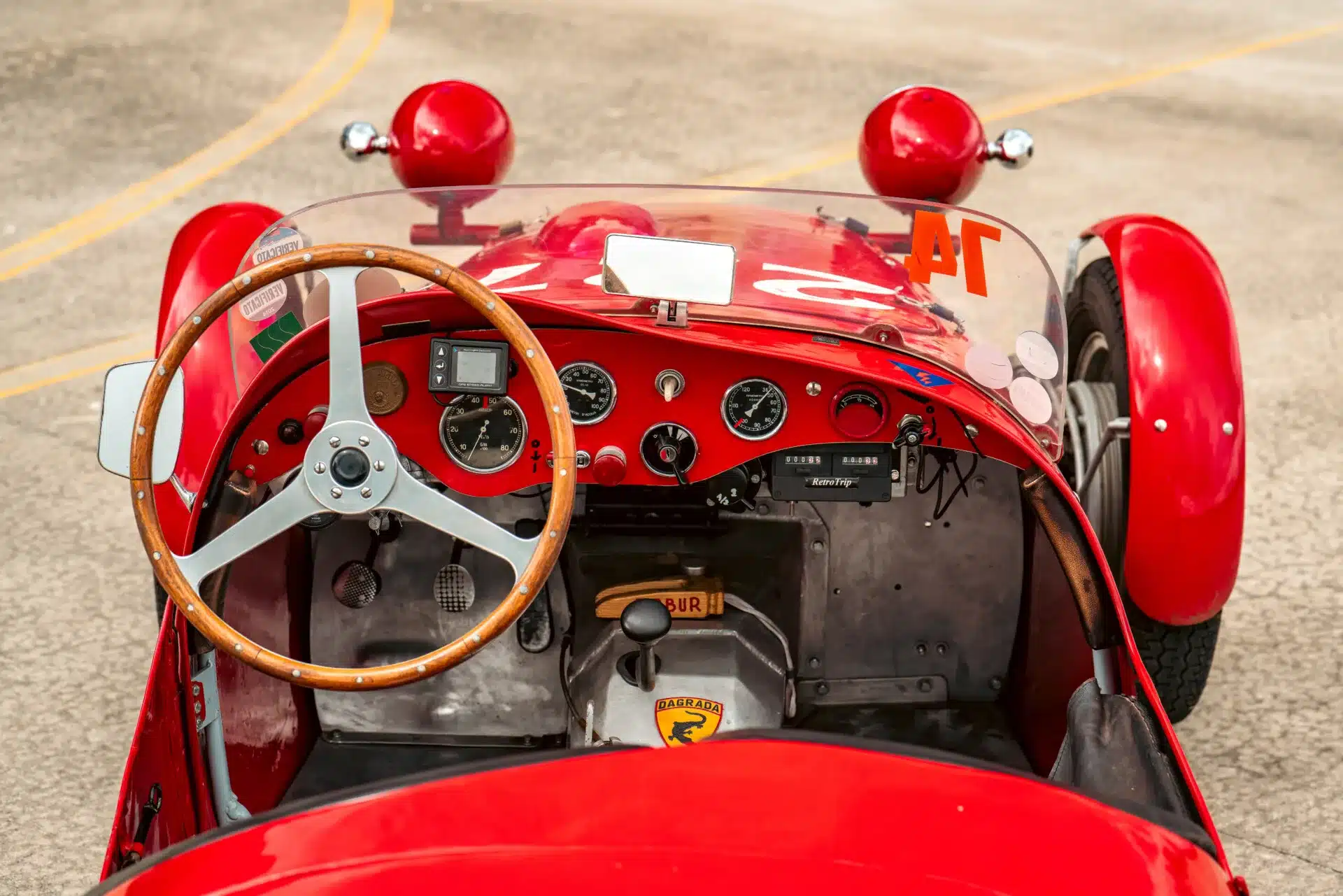 Innenraum und Cockpit des Dagrada Giannini Fiat 750 Sport von 1949 mit Sicht auf Lenkrad, Instrumente und Schalthebel