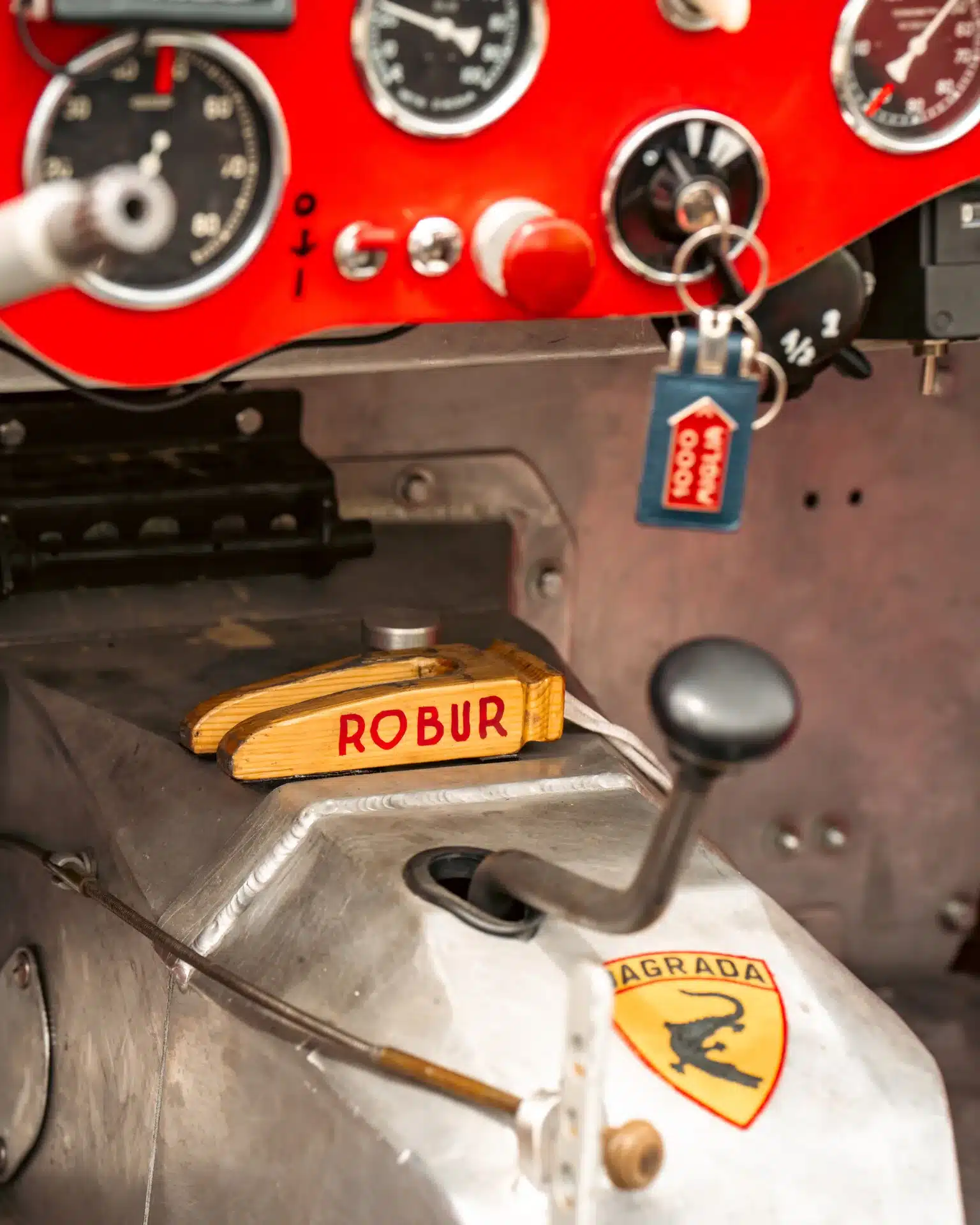 Nahaufnahme des Cockpits und Schalthebels eines Dagrada Giannini Fiat 750 Sport von 1949, inklusive Armaturenbrett und Markenemblem