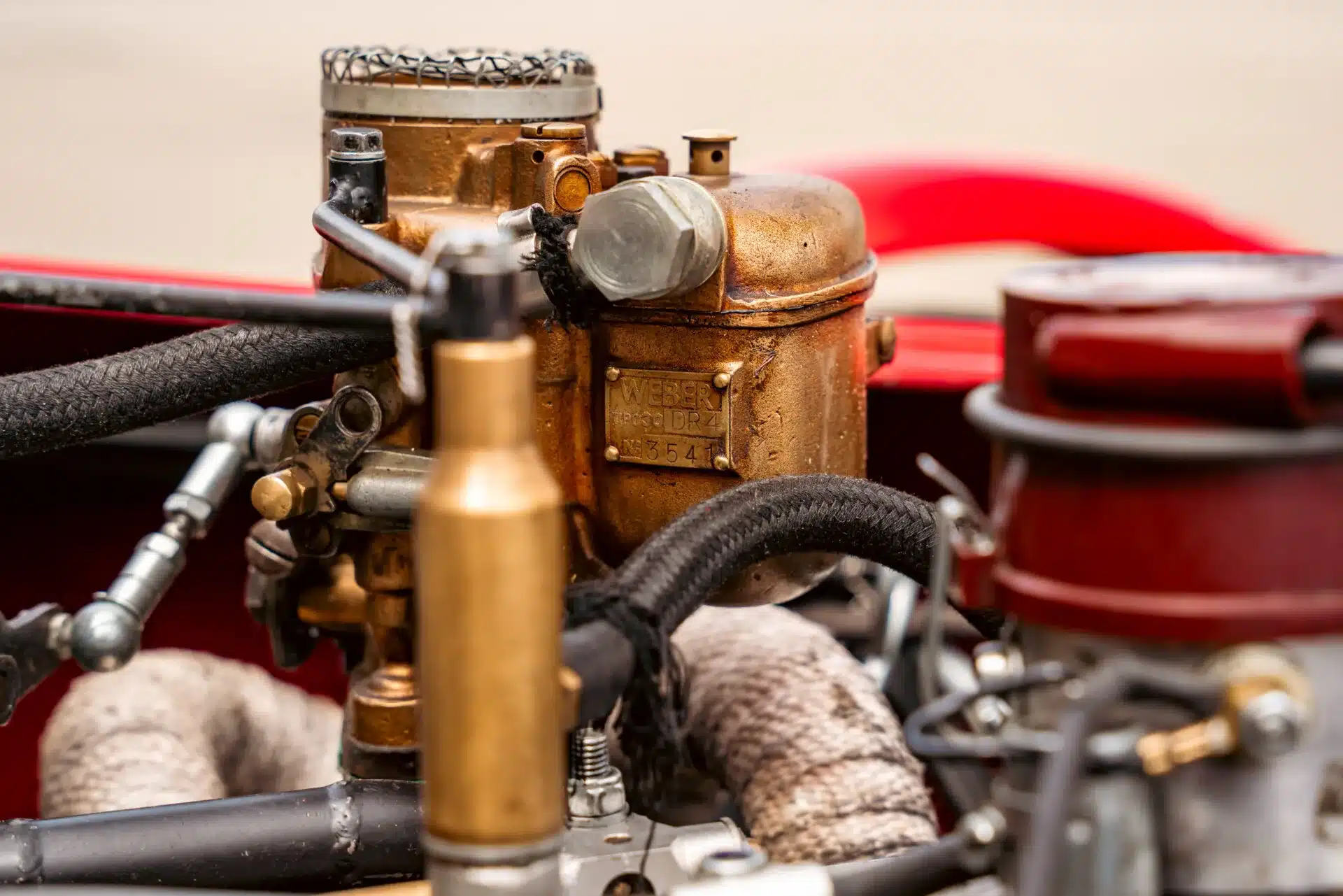 Nahaufnahme des Weber-Vergasers im Motorraum des Dagrada Giannini Fiat 750 Sport, Baujahr 1949