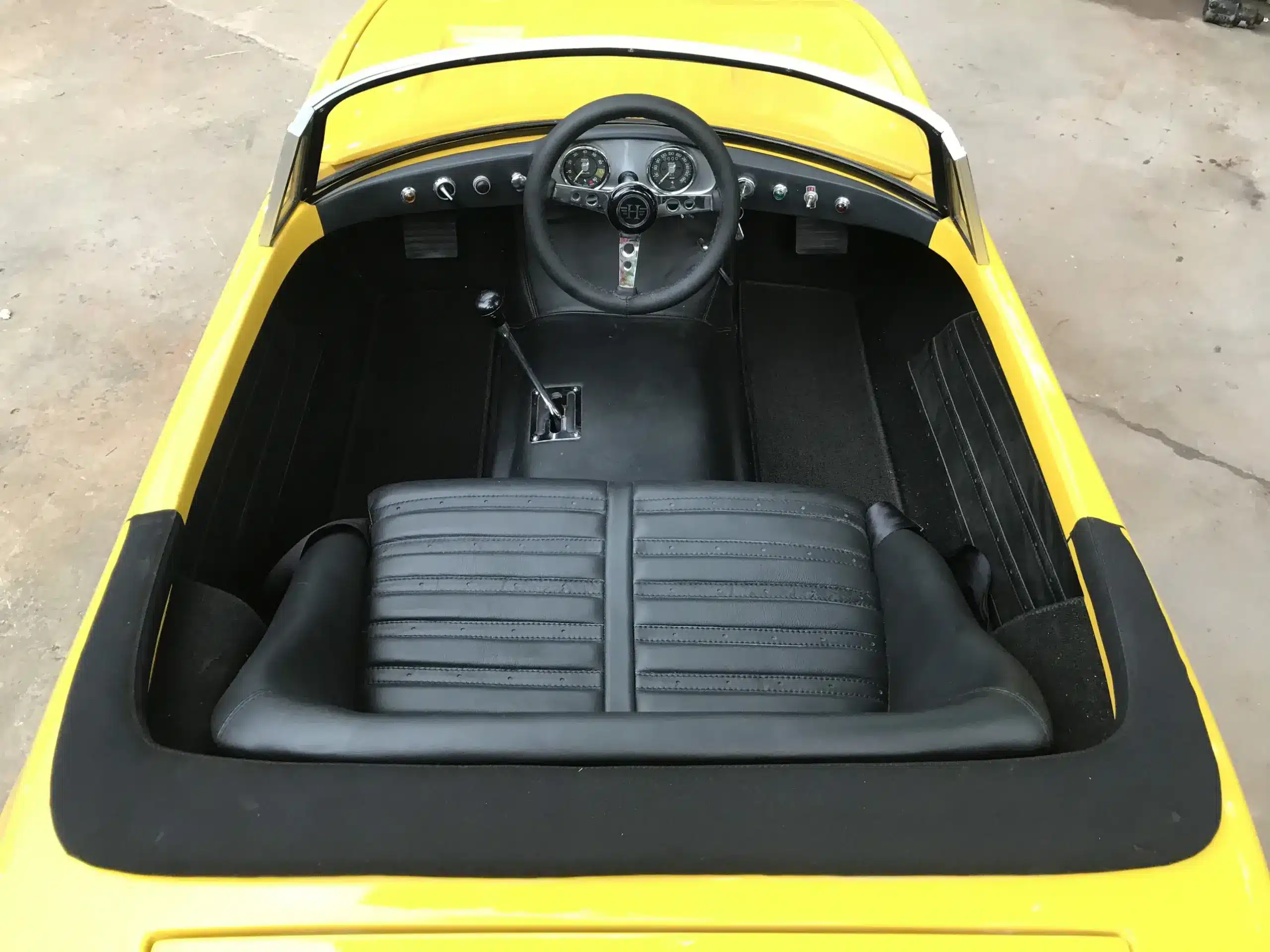 Cockpit und Innenraum eines gelben Junior-Cars Daytona von oben gesehen