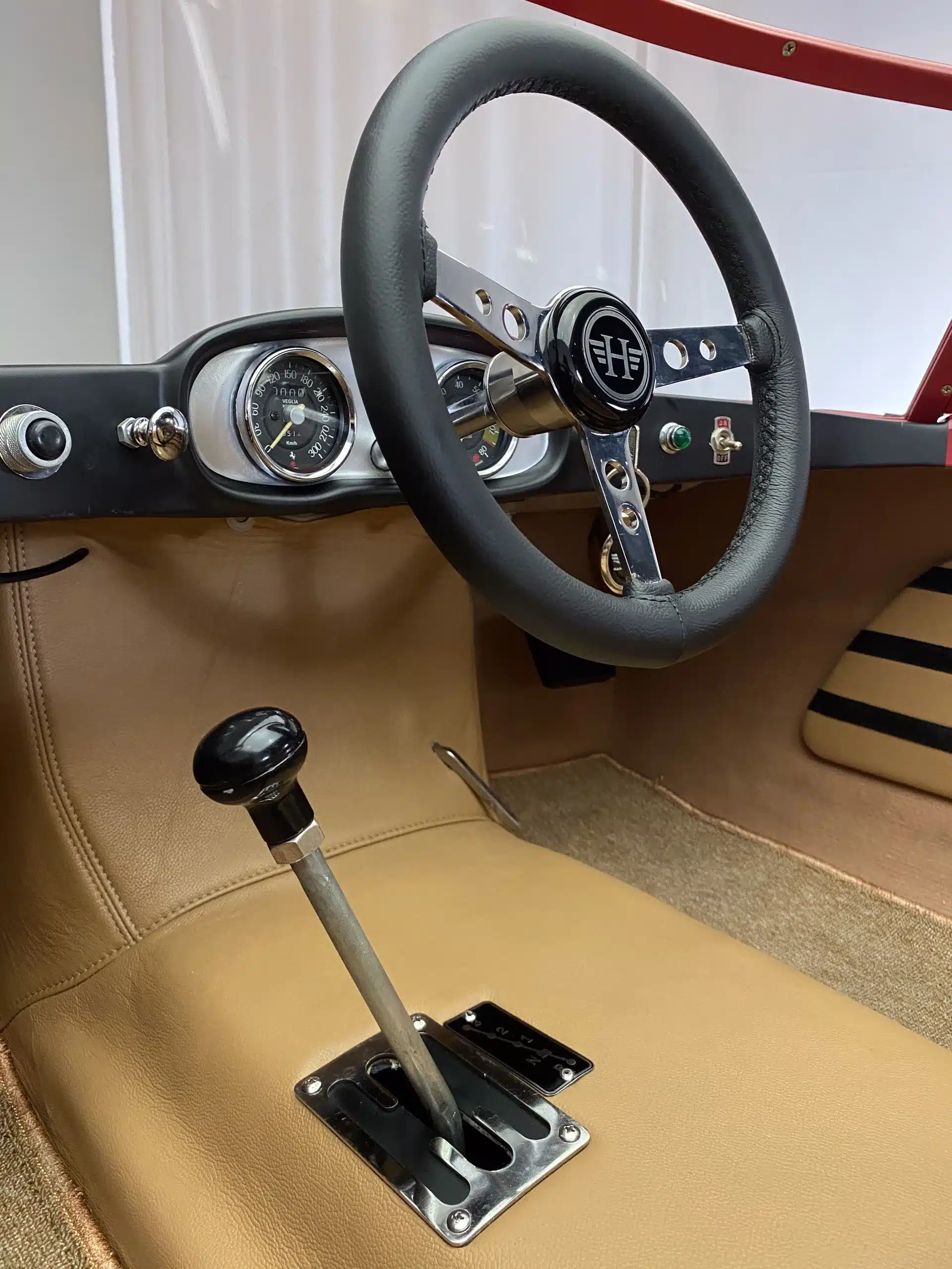 Cockpitansicht des Daytona Junior-Cars mit Lenkrad, Armaturenbrett und Gangschaltung