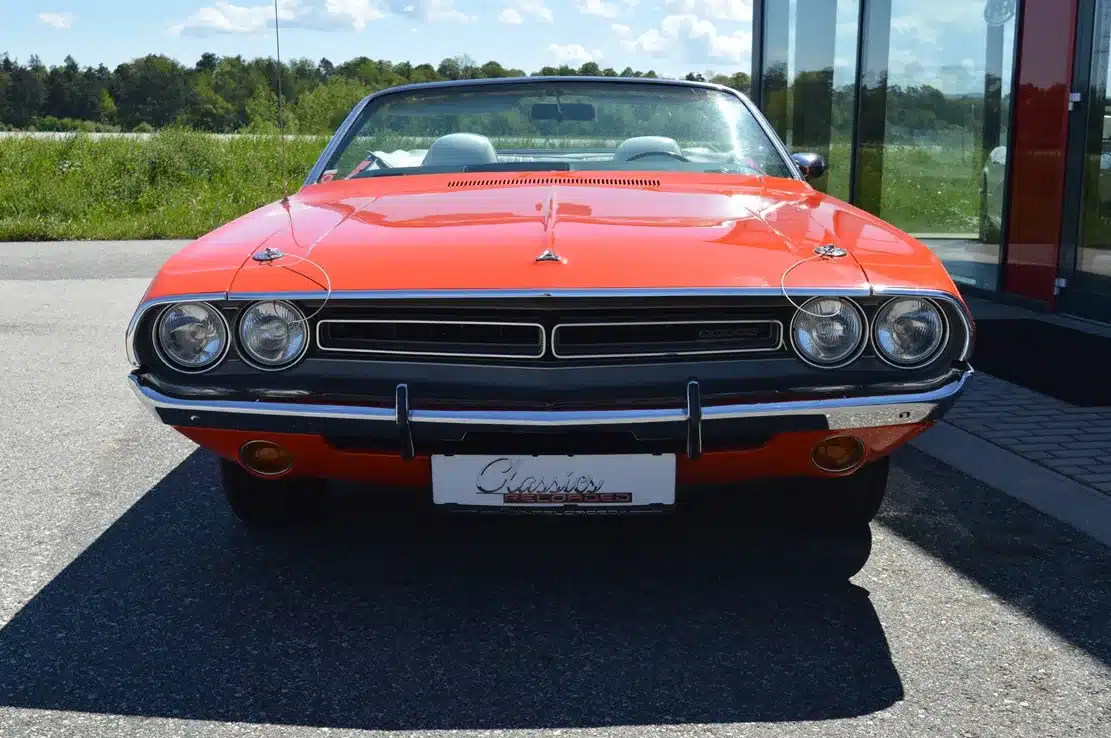 Dodge Challenger Convertible Pace Car 1971 Hemi Orange Frontansicht vor Glasfassade