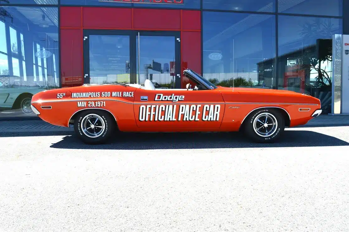 Dodge Challenger Convertible in Hemi Orange, im Stil des 1971 Indianapolis 500 Pace Cars, seitlich vor einem Autohaus fotografiert