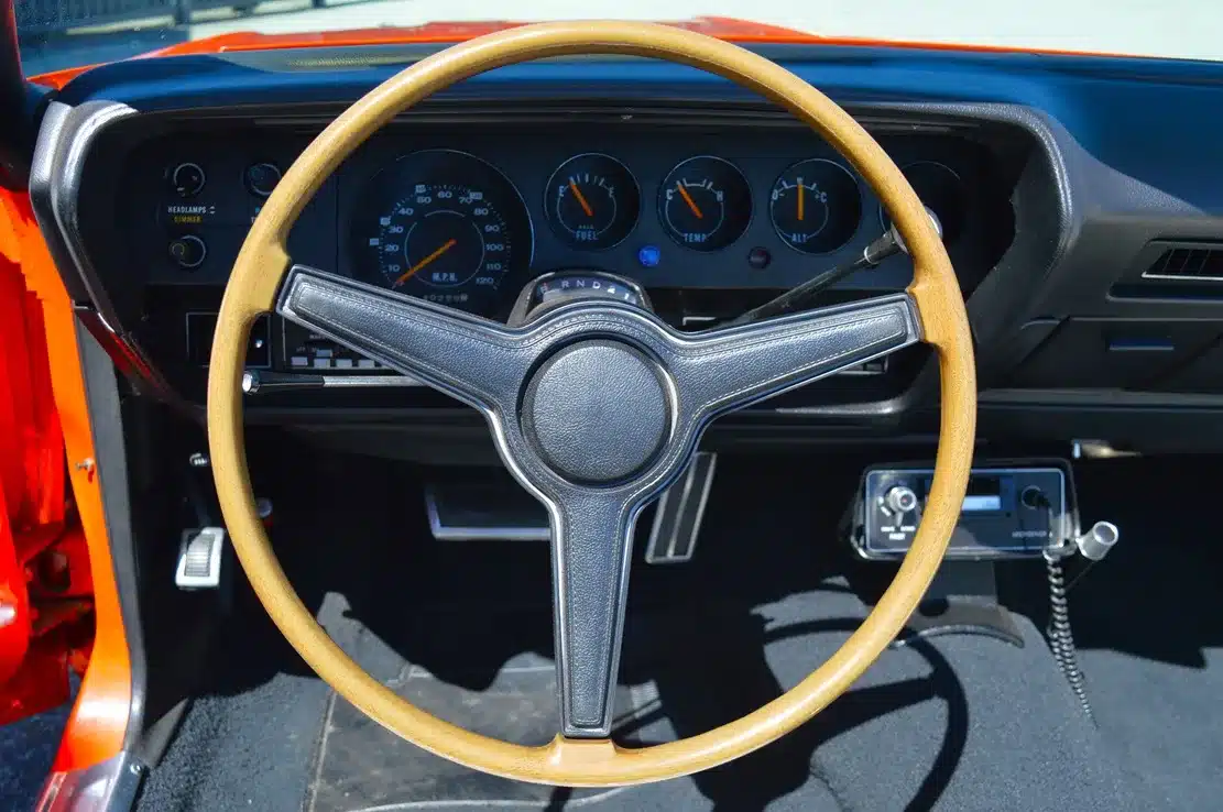 Armaturenbrett und Lenkrad eines Dodge Challenger Convertible Pace Car von 1971 in Hemi Orange.