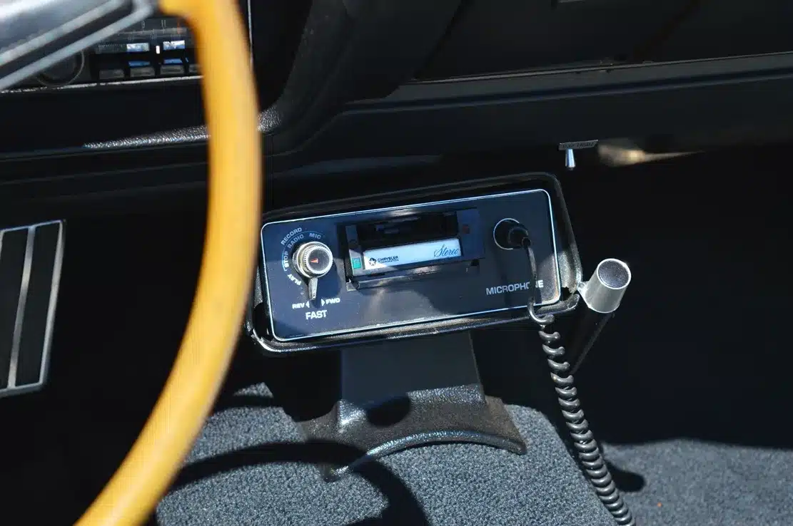 Kassettenrekorder mit Mikrofon im Innenraum eines Dodge Challenger Convertible Pace Car (1971)