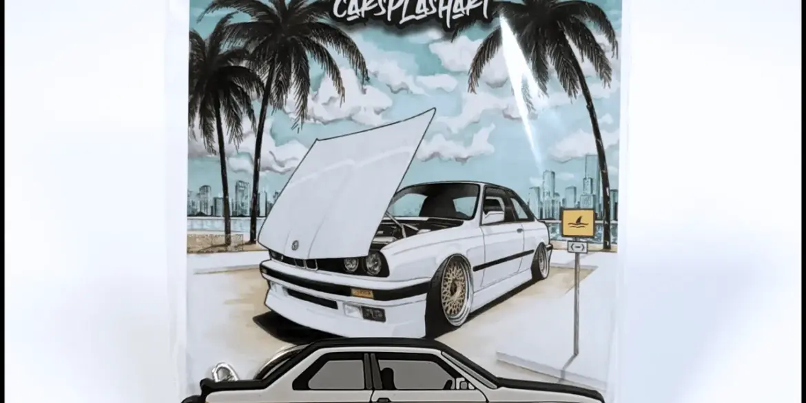 E30 Miami KeyCars Schlüsselanhänger in Verpackung mit gezeichnetem Auto und Palmen im Hintergrund.