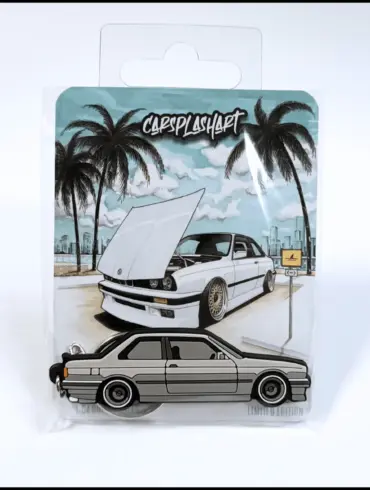 E30 Miami KeyCars Schlüsselanhänger in Verpackung mit gezeichnetem Auto und Palmen im Hintergrund.