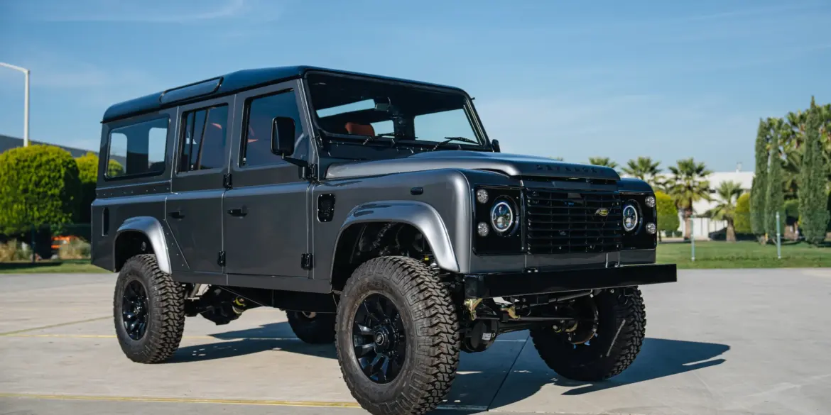 Elektrisch umgebauter Land Rover Defender 110 aus dem Jahr 1989 in Corris Grey, fotografiert im Freien.