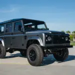 Elektrisch umgebauter Land Rover Defender 110 aus dem Jahr 1989 in Corris Grey, fotografiert im Freien.